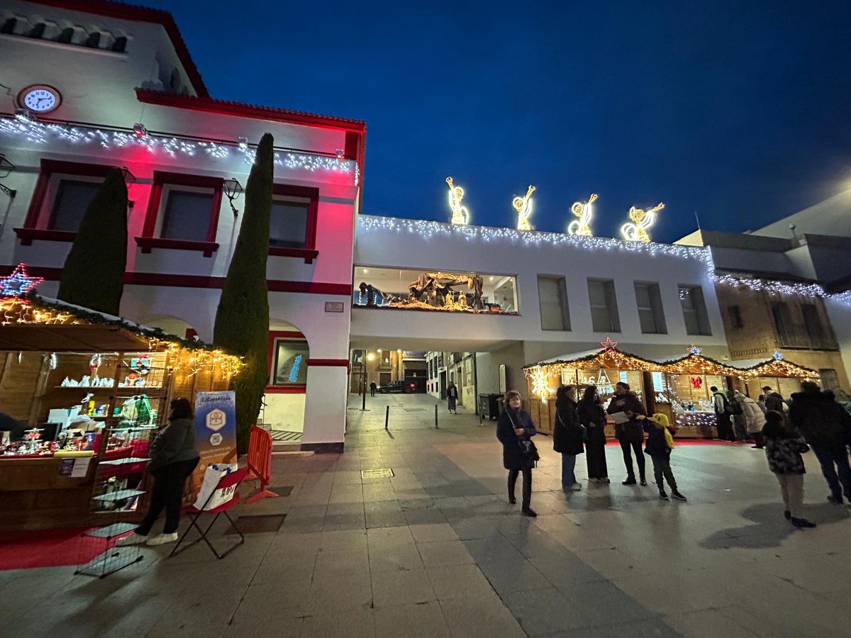 ☕️ ¡Buenos días y #FelizSábado! Ayer inauguramos el Mercado Navideño en la plaza de la Constitución. 

No pierdas la oportunidad de hacer tus compras de Navidad en el comercio local. 

Gracias a todos por participar. Os recordamos los horarios:

🕢 Sábados y domingos, de 11 a 14h