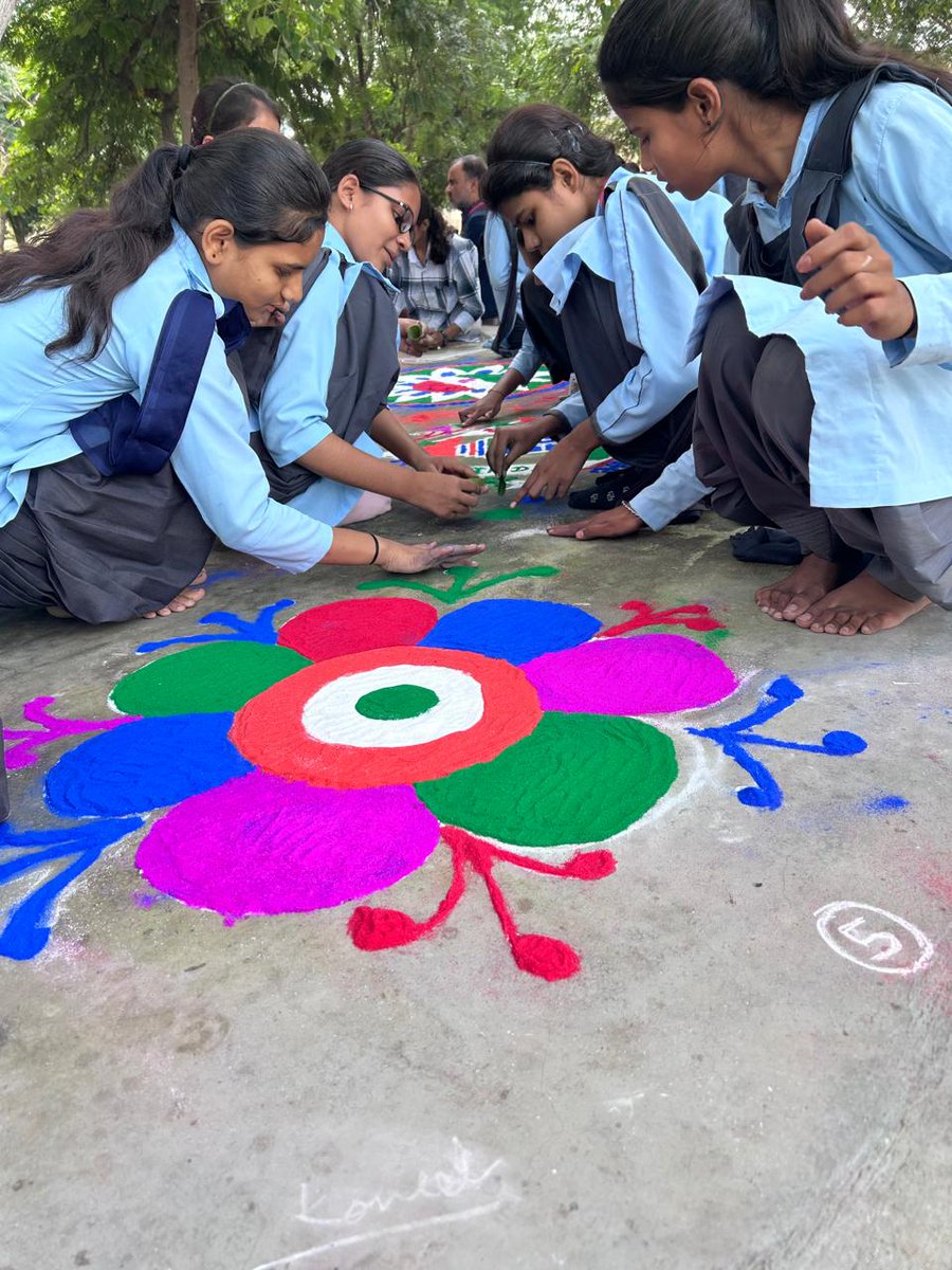 manoharpur57's tweet photo. राजस्थान सरकार के 2 वर्ष पूर्ण होने के अवसर पर 'नव उत्थान नई पहचान' थीम के अनुसार स्वच्छता अभियान के तहत पीएम विद्यालय में रंगोली प्रतियोगिता का आयोजन किया गया।
@MoHUA_India 
@SwachhBharatGov 
@PMU_SBM_RAJ 
@sbmvns
@RajCMO 
@urbansbm 
@LSG_Rajasthan https://t.co/O9Rb3zvxIY