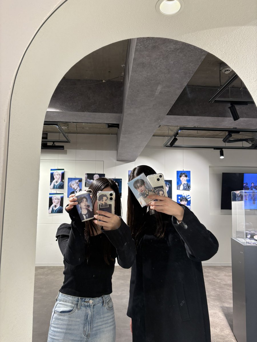 りおちゃんと(<a href="/0_1_woong/">리오</a> )とIORニムのセンイルカフェ行ってきた➰🎶
ジウンさんいっぱいの空間でまじで幸せすぎて何時間でもいれます！！！
本当にありがとうございました✨

#ZB1 #김지웅 #The_First_Star_Jiwoong