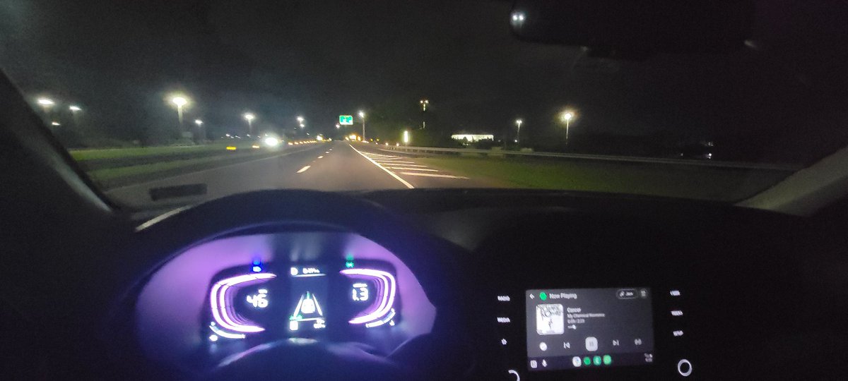 Aveces... en medio del insomnio, no buscamos dormir, sino avanzar. Un paseo nocturno se vuelve un refugio... la carretera en silencio, la mente soltando peso, y el corazón recordando que seguir adelante también es una forma de descanso.