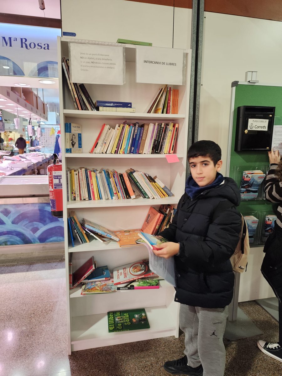 inslaialarquera's tweet photo. Els agents lectors no paren, la setmana passada van crear un arbre de Nadal amb llibres vells i aquesta han fet una sortida per Mataró per descobrir llibreries, biblioteques i espais d'intercanvi de llibres.
@bibliosmataro @doriallibres
#agentslectors #gaudimllegint https://t.co/upsKis3O9u