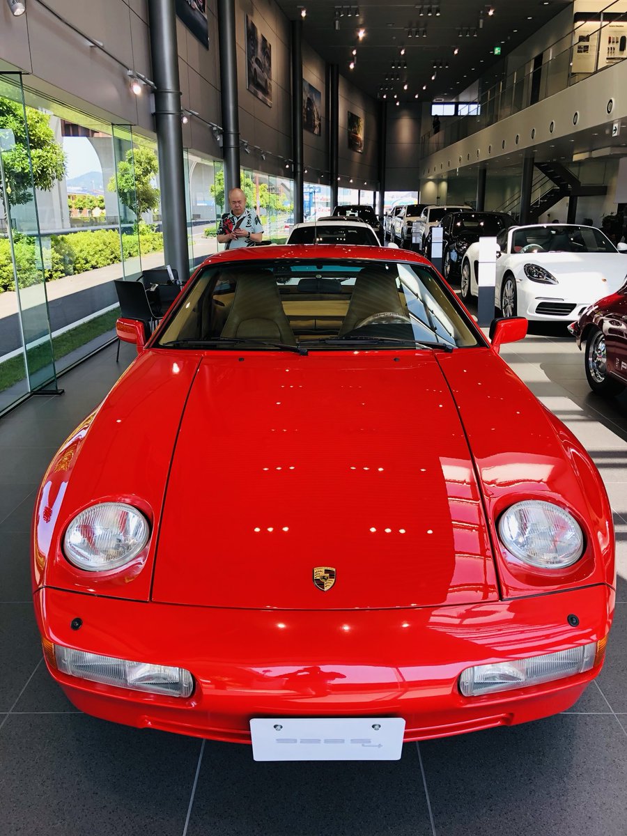 512berlinettabi's tweet photo. 真紅のポルシェ928S4が、PCから売りに出たと言うので、片道400km走って、見に行った時の画像…😁
中古車なのに新車ショールームの一番良い場所に陳列されてた…🤣
無論、即決！🤣🤣🤣
この時の感激は今も記憶している…
まるで新車だったなぁ…😅 https://t.co/y1OvtqrdtI