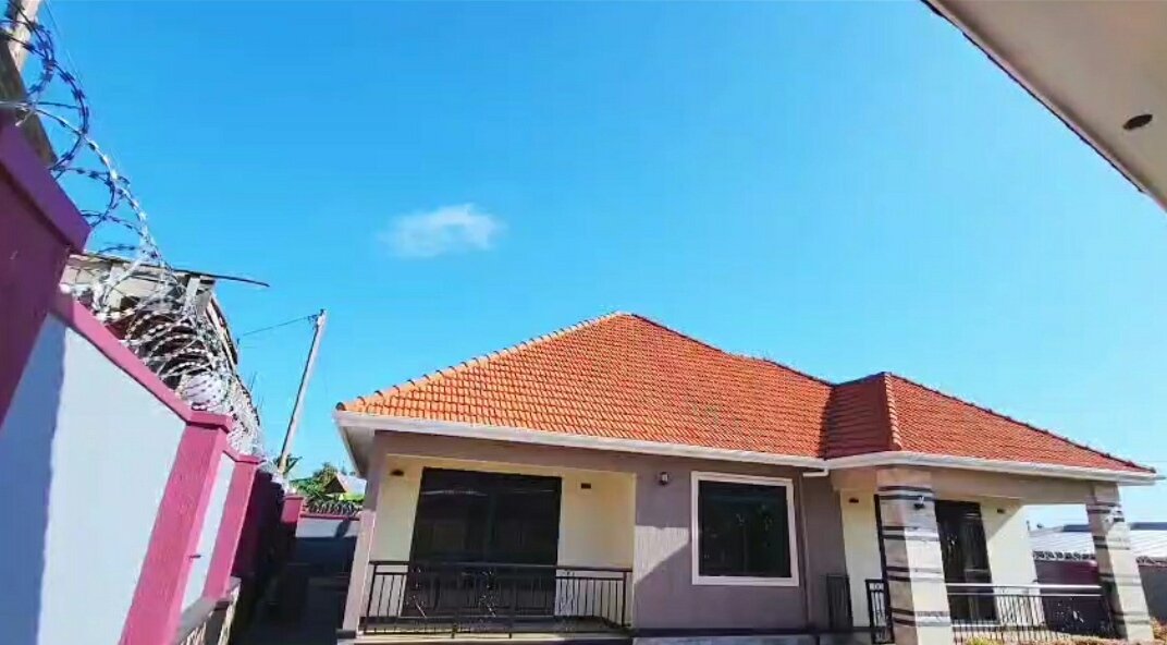 legendhomes's tweet photo. NEWLY BUILT HOME ON GARUGA ROAD, ENTEBBE.

3 bedrooms, 3 washrooms, kitchen on 12 decimals, private mailo title - Bulega Garuga rd, few minutes from Entebbe main rd.

450M UGX _Call/Whatsapp 0781150321 https://t.co/BEWztCRsJF