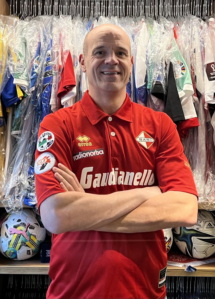 ildelima6's tweet photo. When you find a striker in his prime, the only thing you can do is swap his shirt, especially if it’s @sscalciobari 🇮🇹 Centenary 💯 shirt🤩 1️⃣6️⃣ Vitor Barreto 🇧🇷⚽️ #andorra #trieste #triestina #bari #barreto #serieb #sannicola #andorrafootballmuseum #AFM https://t.co/AS25aX4ffe