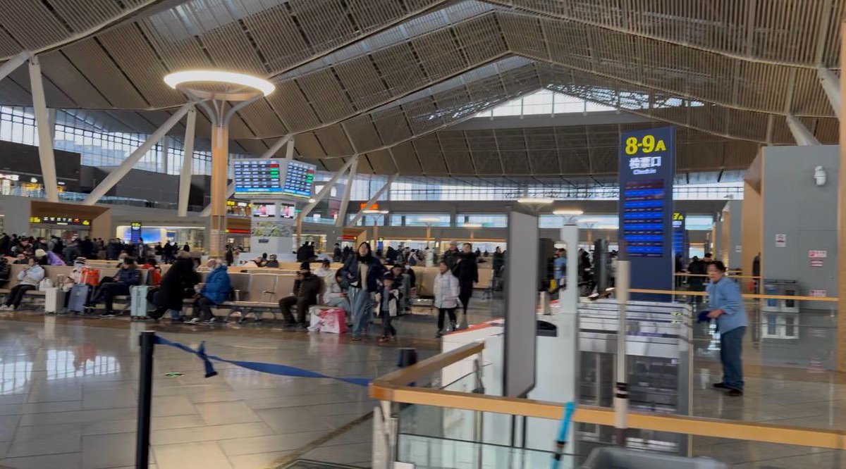 Hoy la jornada comenzó cogiendo un tren de alta velocidad para recorrer más de 900 km entre Beijing y Changchun para visitar las instalaciones del mayor fabricante de trenes de China. CRRC.