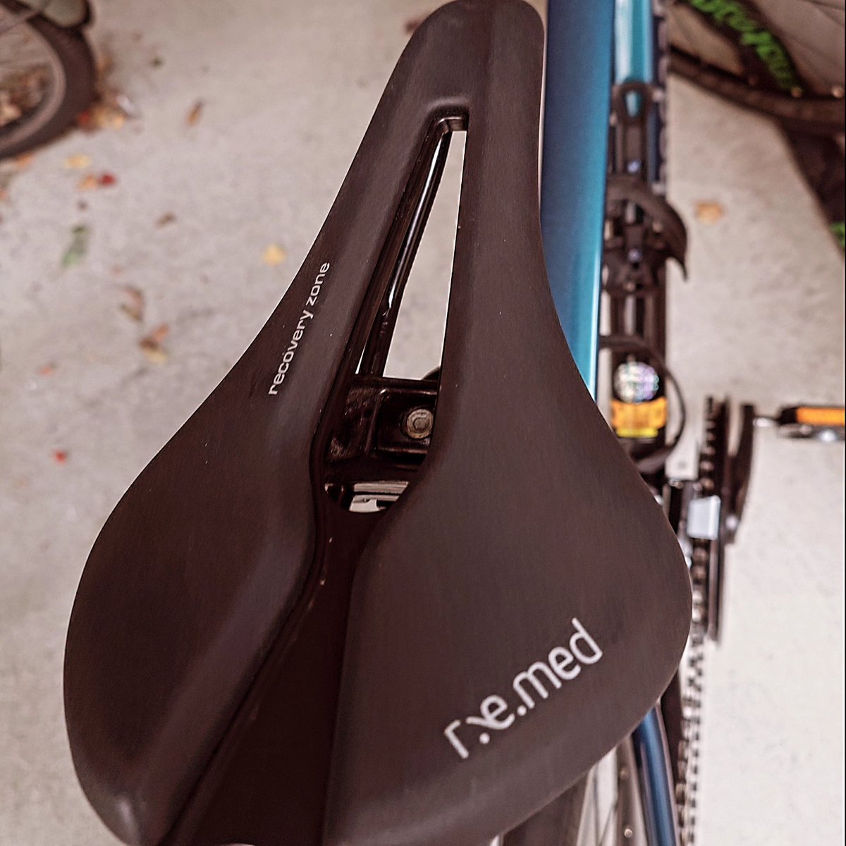 nmakita's tweet photo. クロスバイクのサドル。
ロードと同じ感覚で選んだのが
Selle Italia NOVUS BOOST EVO。

でも、どのポジションでも
おケツがめっさ痛い。合わないね。

なので
Selle Royal https://t.co/elvqUbjxG8 3に変更。
街乗りもロングも、これで快適か？

#クロスバイク
#KhodaaBloom #RailDiscEX https://t.co/ljY6xQ0qaJ