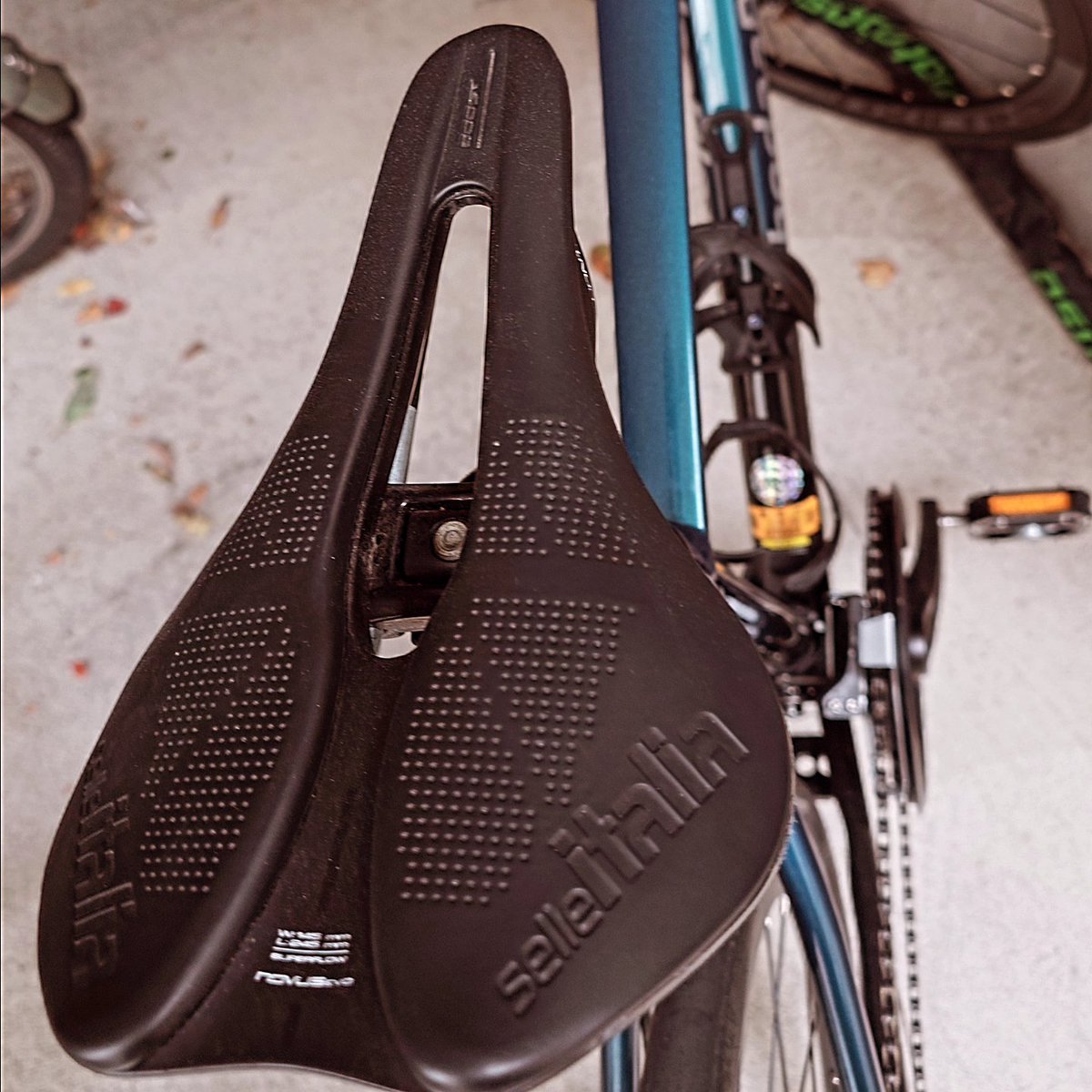 nmakita's tweet photo. クロスバイクのサドル。
ロードと同じ感覚で選んだのが
Selle Italia NOVUS BOOST EVO。

でも、どのポジションでも
おケツがめっさ痛い。合わないね。

なので
Selle Royal https://t.co/elvqUbjxG8 3に変更。
街乗りもロングも、これで快適か？

#クロスバイク
#KhodaaBloom #RailDiscEX https://t.co/ljY6xQ0qaJ