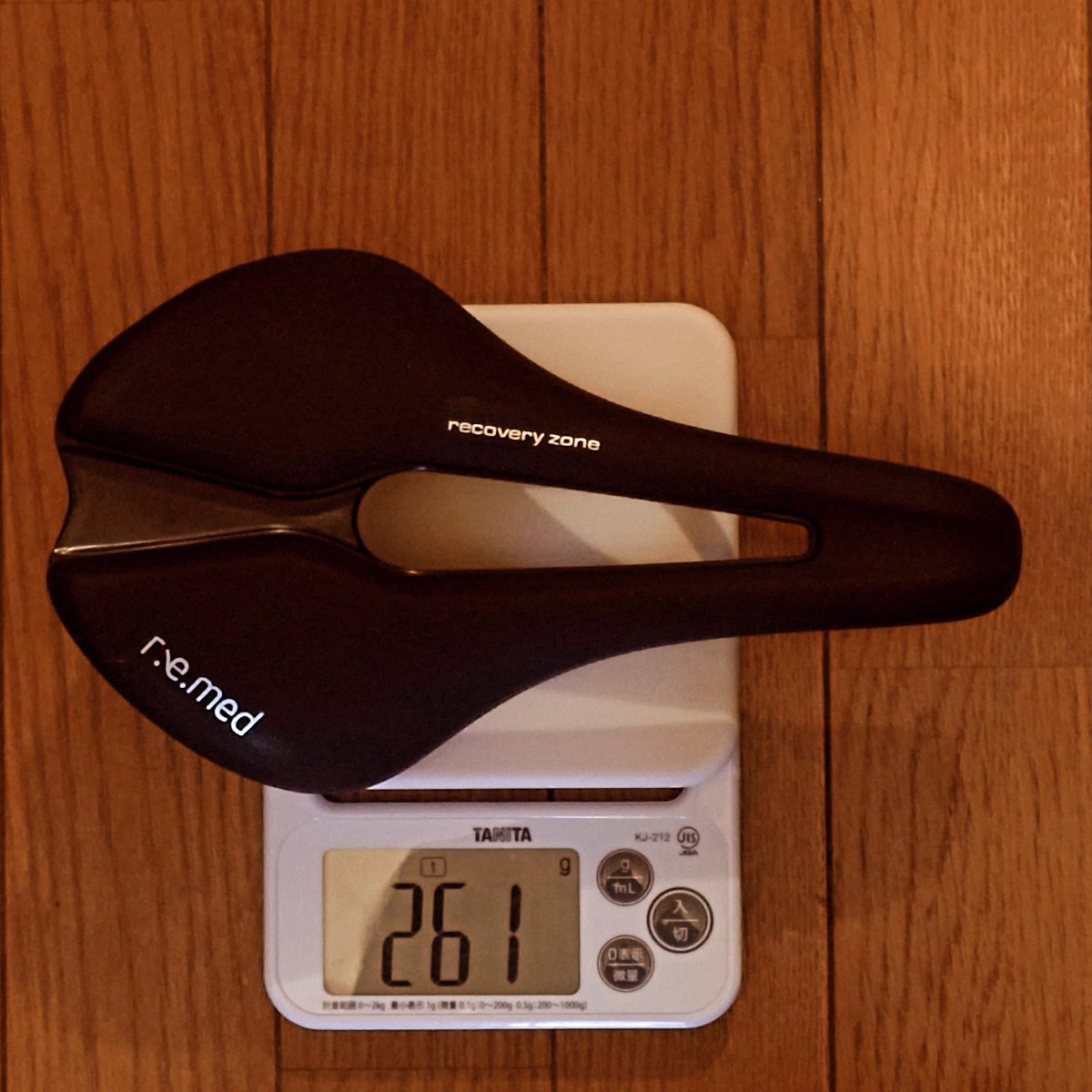 nmakita's tweet photo. クロスバイクのサドル。
ロードと同じ感覚で選んだのが
Selle Italia NOVUS BOOST EVO。

でも、どのポジションでも
おケツがめっさ痛い。合わないね。

なので
Selle Royal https://t.co/elvqUbjxG8 3に変更。
街乗りもロングも、これで快適か？

#クロスバイク
#KhodaaBloom #RailDiscEX https://t.co/ljY6xQ0qaJ