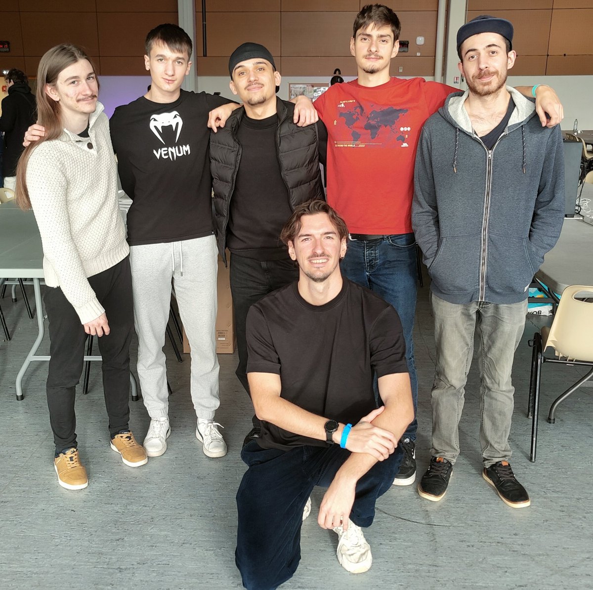 Je vous présente la sélection amateur du REPÈRE: 4/5 joueurs avec 0xp, sortent de leur 1ere saison ESEA de leur VIE et un passage en Intermediate du premier coup🔥
C'est que le début, on va envoyer un maximum de joueurs en orbite vers le subtop avec des bases propres et de PRO 🏆