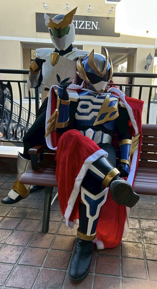 こんばんは！
本日は三井アウトレットパーク多摩南大沢でヒーローショーを行いました‼️
クリスマスという事もあり少々クリスマスっぽいことも
さて、今年の帝京大学アクションクラブのイベント活動は納めという形になります。
皆様良いお年を‼️
#帝京アクション 
＃凍刃白狼レイア 
＃蒼穹騎士シエル