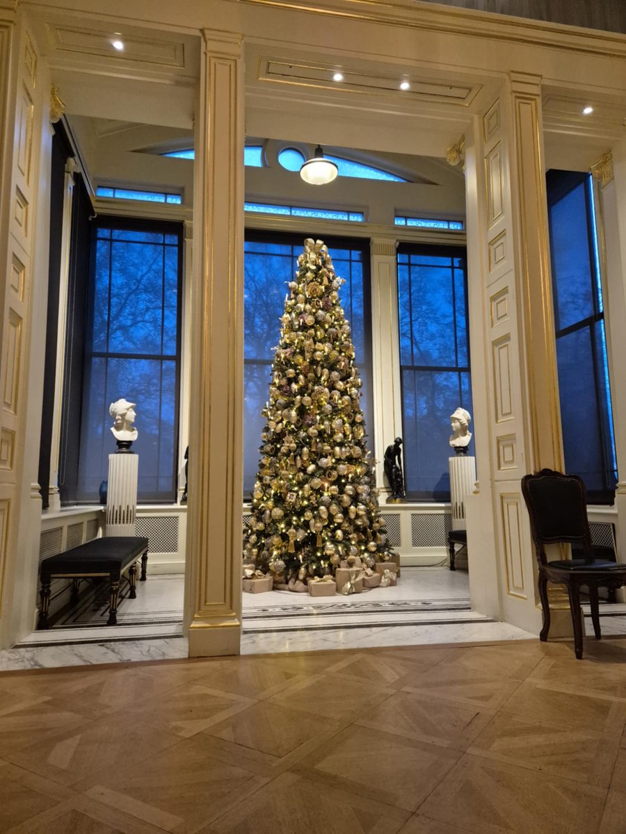 DebsHol50's tweet photo. #wallacecollection Hertford House and is looking festive.🎄❄️ https://t.co/TfRaa4Kh6P