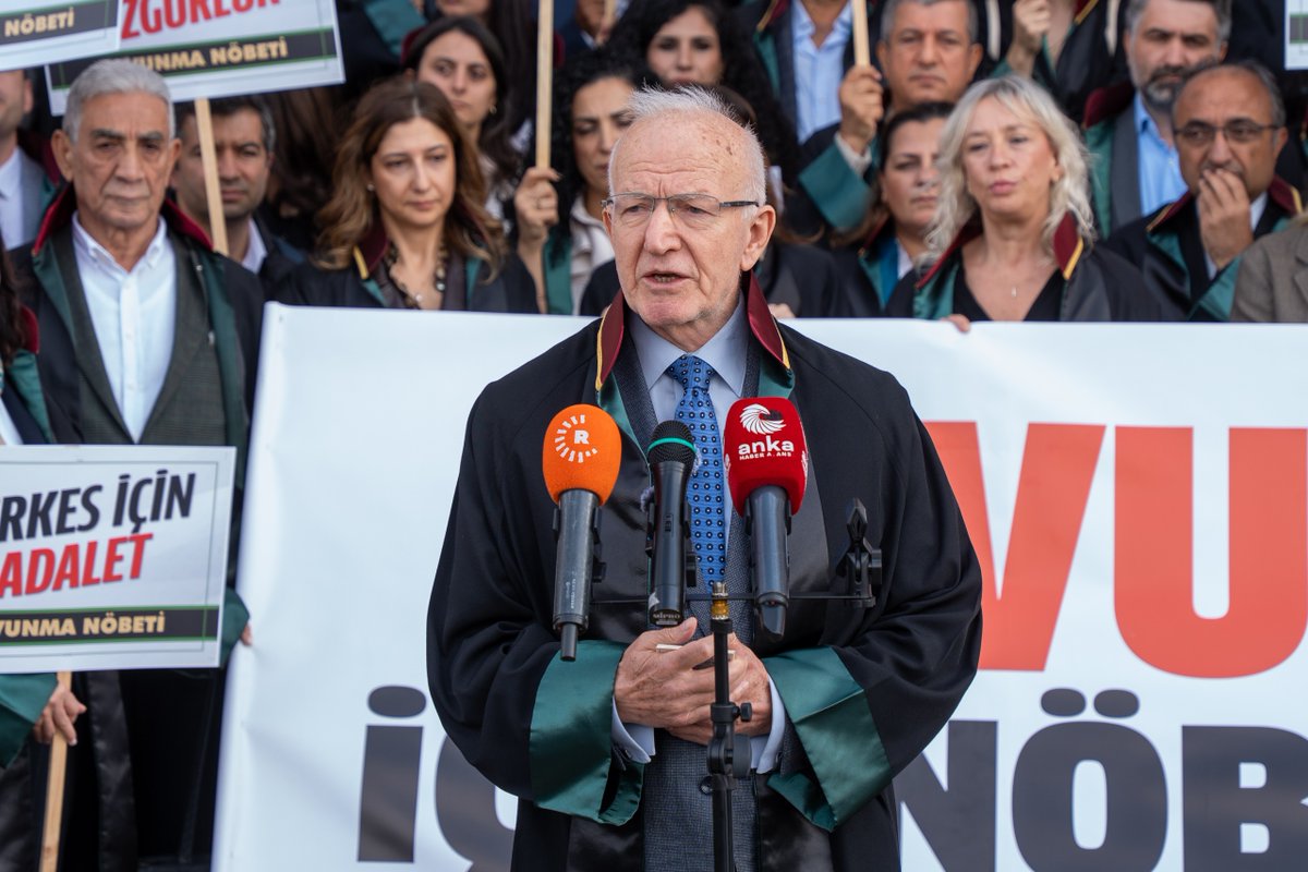 📰 El decano del <a href="/istbarosu/">İstanbul Barosu</a>, İbrahim Kaboğlu, afronta un juicio por “propaganda terrorista” tras denunciar el asesinato de dos periodistas kurdos. Aun bajo presión, defiende que “si los abogados no son libres, no están seguros los derechos de nadie”.

abogacia.es/actualidad/not…