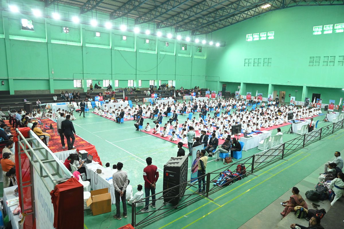 સાબરકાંઠા જિલ્લાના સાબર  સ્ટેડિયમ ભોલેશ્વર હિંમતનગર ખાતે સાંસદ શ્રીમતી શોભનાબેન બારૈયાની અધ્યક્ષતામાં સાંસદ ખેલ મહોત્સવ અંતર્ગત સાબરકાંઠા અરવલ્લી લોકસભાની જિલ્લાકક્ષાની કરાટે સ્પર્ધા યોજાઈ હતી.<a href="/CMOGuj/">CMO Gujarat</a> <a href="/revenuegujarat/">Revenue Dep. Gujarat</a> <a href="/JayantiRavi/">Jayanti Ravi</a> <a href="/InfoGujarat/">Gujarat Information</a>