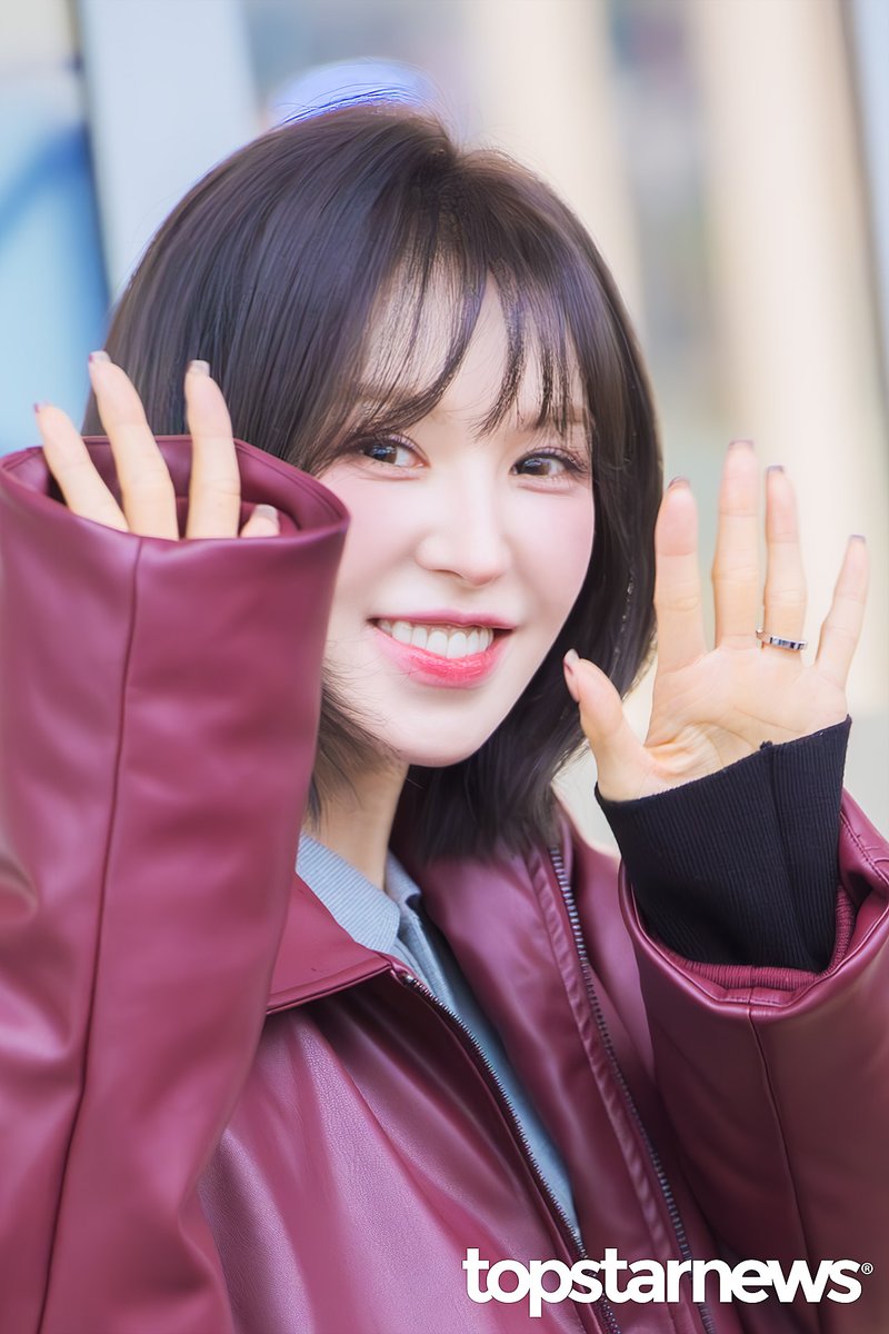 레드벨벳 웬디, ‘비도 그치게 만드는 화사한 햇살 미소’ (인천공항 출국) [HD포토] #웬디 #WENDY #레드벨벳 #RedVelvet #WEALIVE #WENDY_WORLDTOUR #월드투어 #콘서트 #인천공항 #출국 #입국 #프리뷰 topstarnews.net/news/articleVi… <- Original Photo
