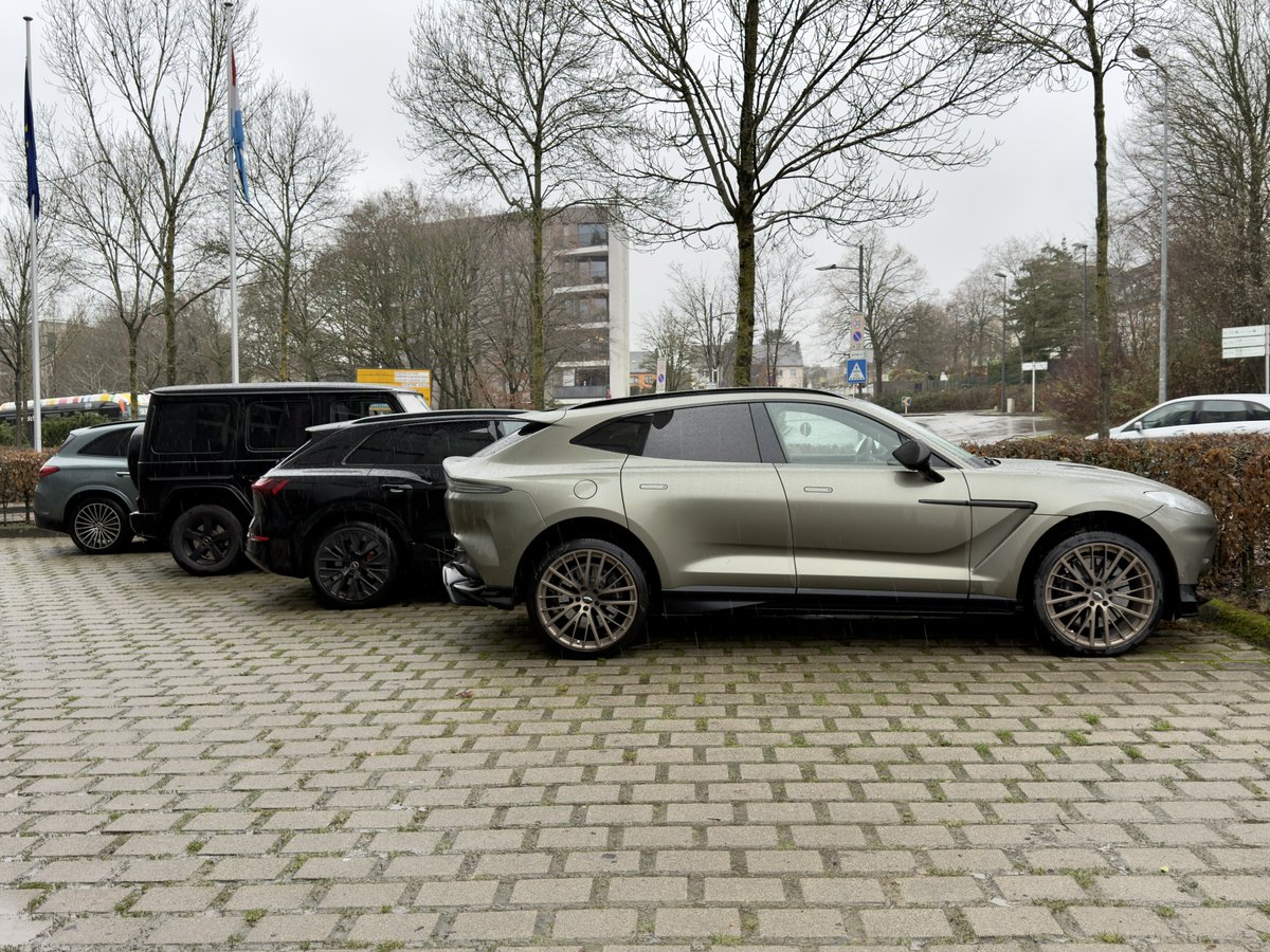 DriveGreen80167's tweet photo. Just an ordinary car park here in Luxembourg 🇱🇺
Nothing special… just a casual mix of heavy hitters 😌
#Luxembourg #CarSpotting #AstonMartinDBX707 #AudiQ8etron #MercedesGClass #MercedesGLC #LuxuryCars #SUVLife #EuroCarScene https://t.co/LoaYEesDe0
