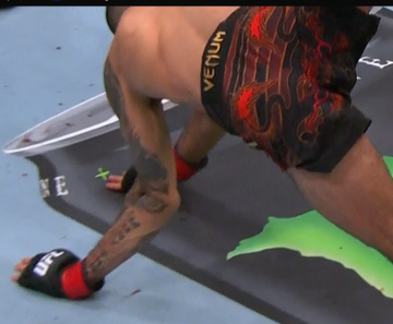 ufcstreamse's tweet image. why the fuck is the ufc medical team (Which spends millions of dollars) is saying it was a shoulder injury for Pantoja but clearly it was a elbow injury. Take their degrees away #UFC323 #UFC324 #UFC