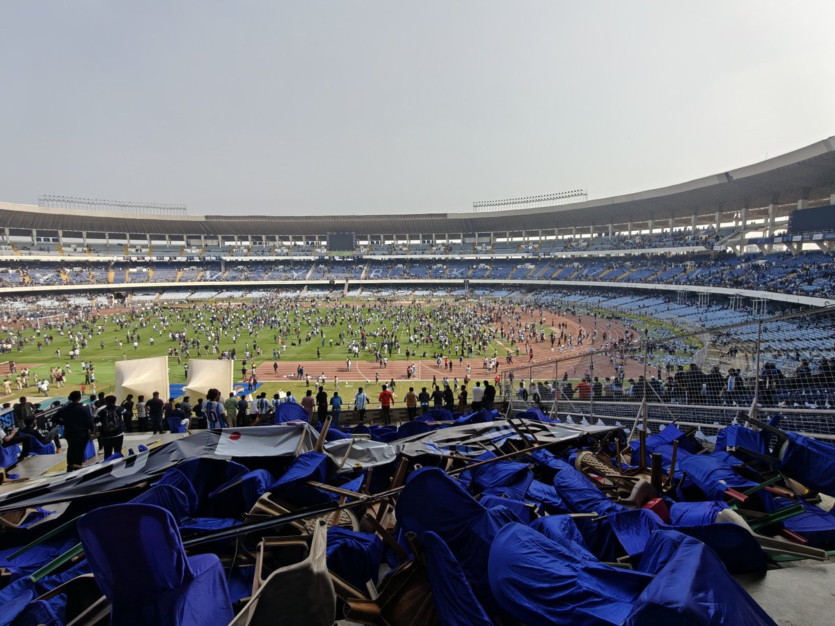 Bitumann's tweet image. Messi Tried Going towards Stands but One politician Dragged him by holding his hand towards his family to click pics

As result Messi's Team Cancelled the event as Security we're not able to Handle the mess, politicians &amp;amp; their families Surrounded messi

#Messi #GOATIndiaTour