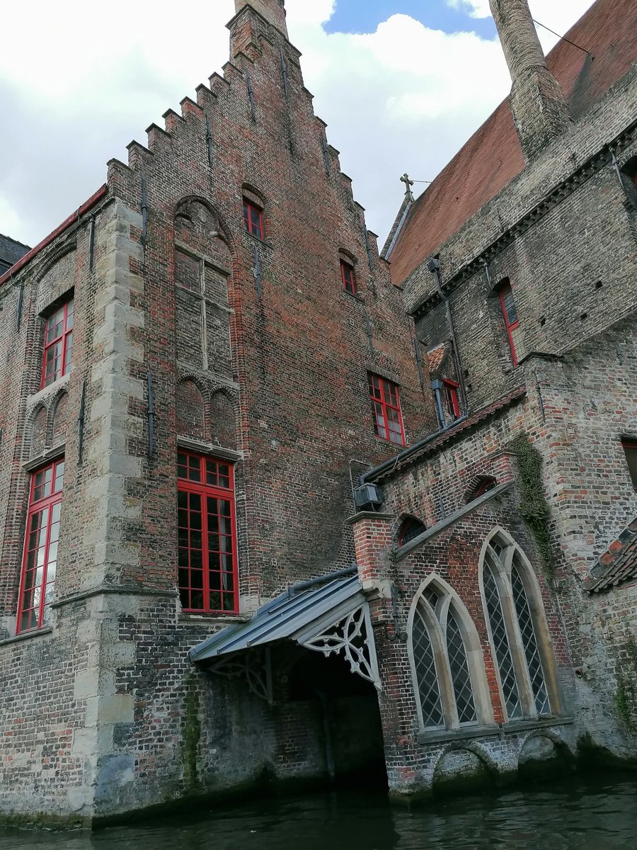 skymanuelima's tweet image. Bruges é sem dúvida uma das mais encantadoras cidades da Bélgica. O seu centro histórico, que pode ser admirado dos canais e mantém os traços medievais, é desde 2000 Património Mundial da UNESCO. #Bruges #Bélgica #UNESCO #travelphotography #viagens #FotógrafoAmador