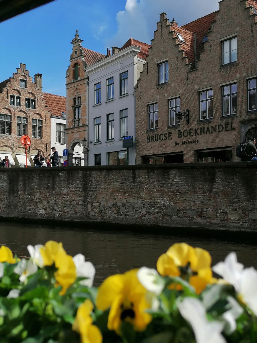 skymanuelima's tweet image. Bruges é sem dúvida uma das mais encantadoras cidades da Bélgica. O seu centro histórico, que pode ser admirado dos canais e mantém os traços medievais, é desde 2000 Património Mundial da UNESCO. #Bruges #Bélgica #UNESCO #travelphotography #viagens #FotógrafoAmador