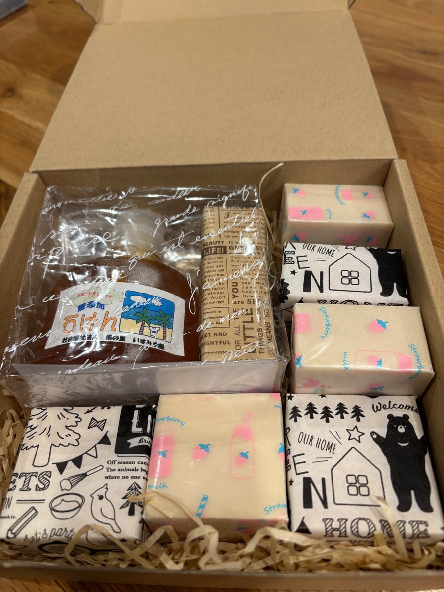 dan_0911_mayu's tweet photo. 9月に旅行した際、産直で買った石鹸がとても良かったので追加購入。(送料込み¥1,500)
材料は“廃油・苛性ソーダ・水“のみ。
いすみ学園という障害者支援施設で作ったもの。
https://t.co/jUlcB23UPt
香りなし。
汚れはちゃんと落ちる。
肌荒れが無くなった。
とても良い!!
#いすみ学園
#PIPPO https://t.co/cmc4VtX4lD