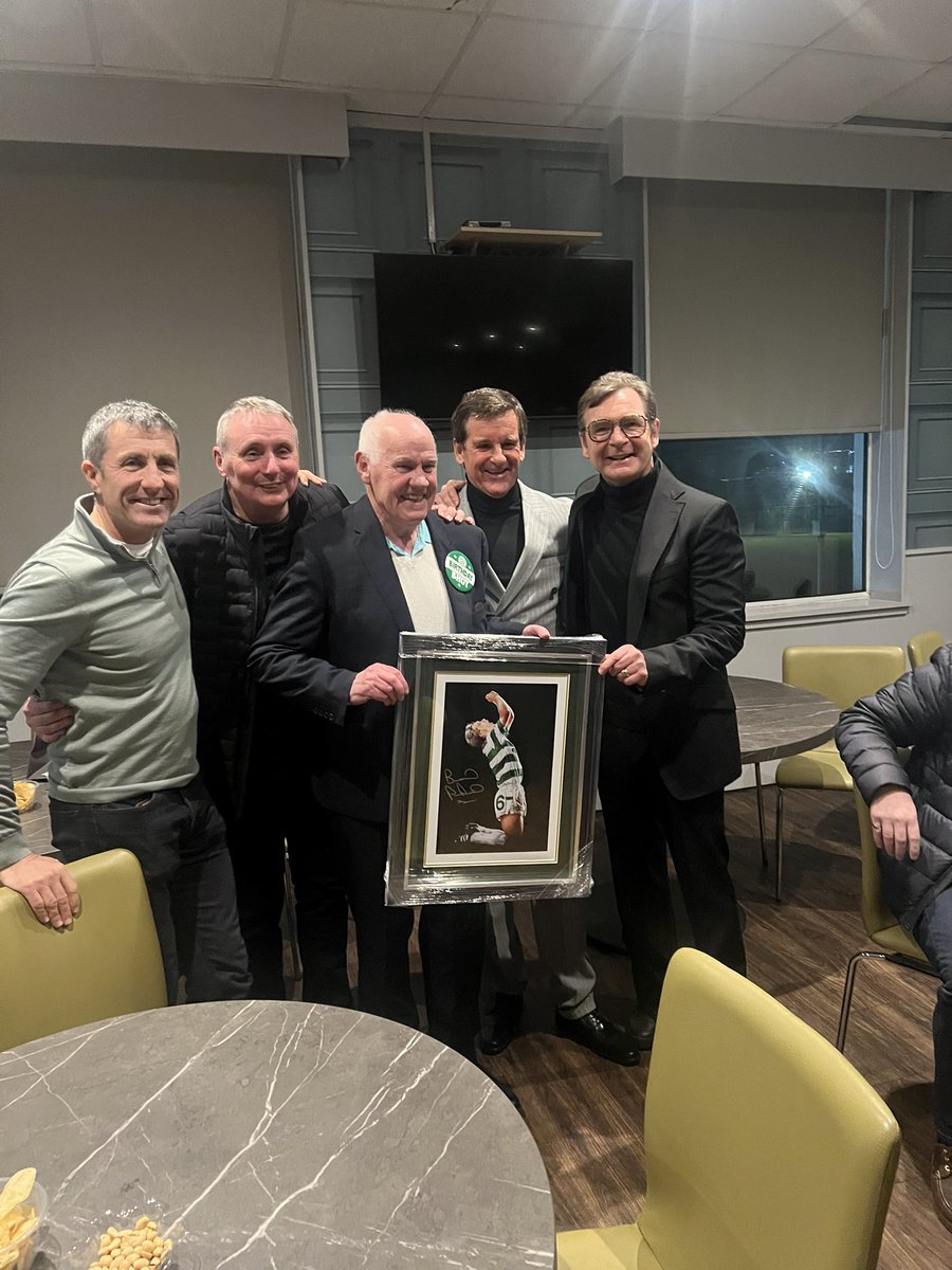 jamiebhoy2009's tweet image. Great tae see so many ex Celts turning out for our good friend Jim Ward 80th. The club presented him with a signed shirt 💚🤍💚
