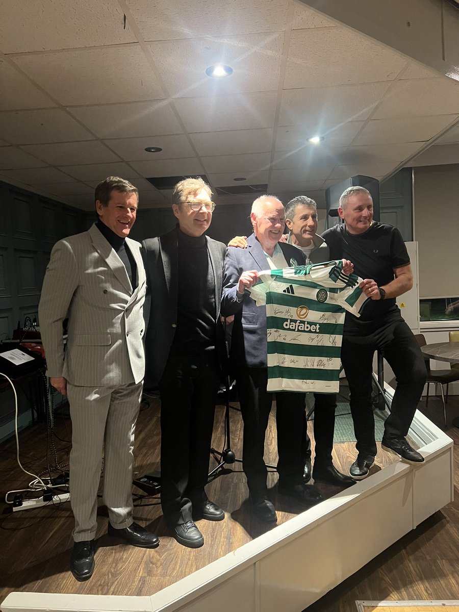 jamiebhoy2009's tweet image. Great tae see so many ex Celts turning out for our good friend Jim Ward 80th. The club presented him with a signed shirt 💚🤍💚