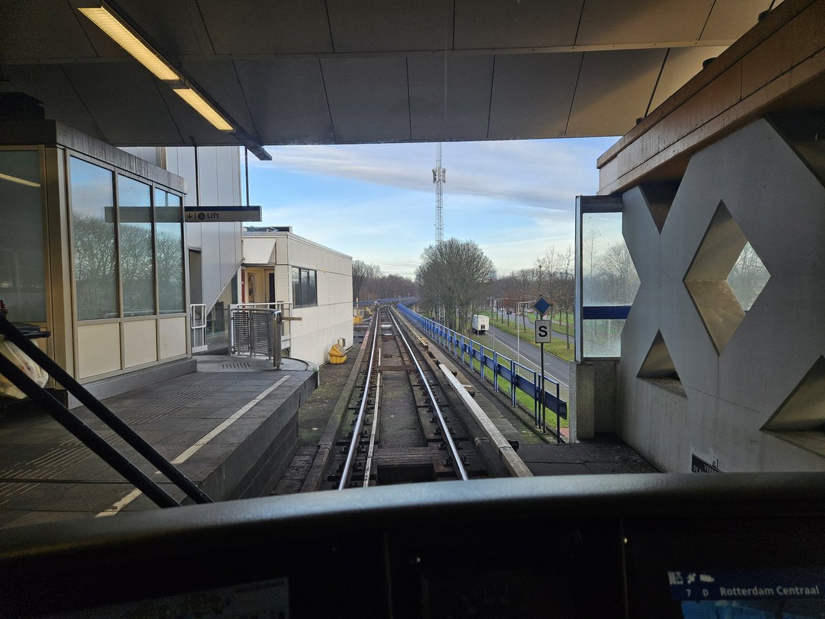 Goeiemorgen. Vandaag weer eens een dagje op de metro. Metrostellen net klaargemaakt op de Waalhaven, nu een leuk dagdienstje rijden op de D lijn tot 18:00. Fijne zaterdag!