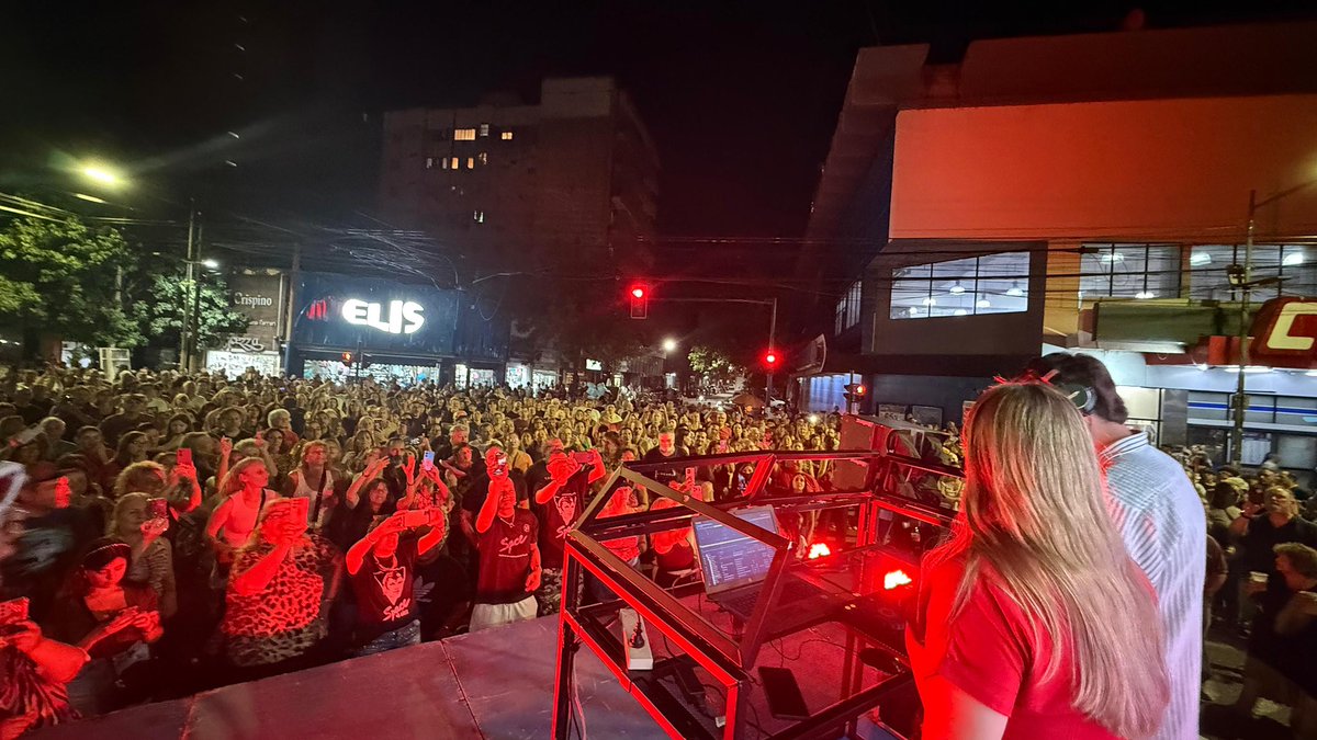 🎊 #LaNocheEnMiBarrio con los centros comerciales de Echesortu e Industrial trabajando con los equipos de <a href="/DesarrolloRos/">Secretaría de Desarrollo Económico y Empleo</a> por qué los rosarinos recuperamos el espacio público y queremos esta ciudad sin especulaciones 

🕺 Además la emoción con el merecido homenaje a Droopy Faiola