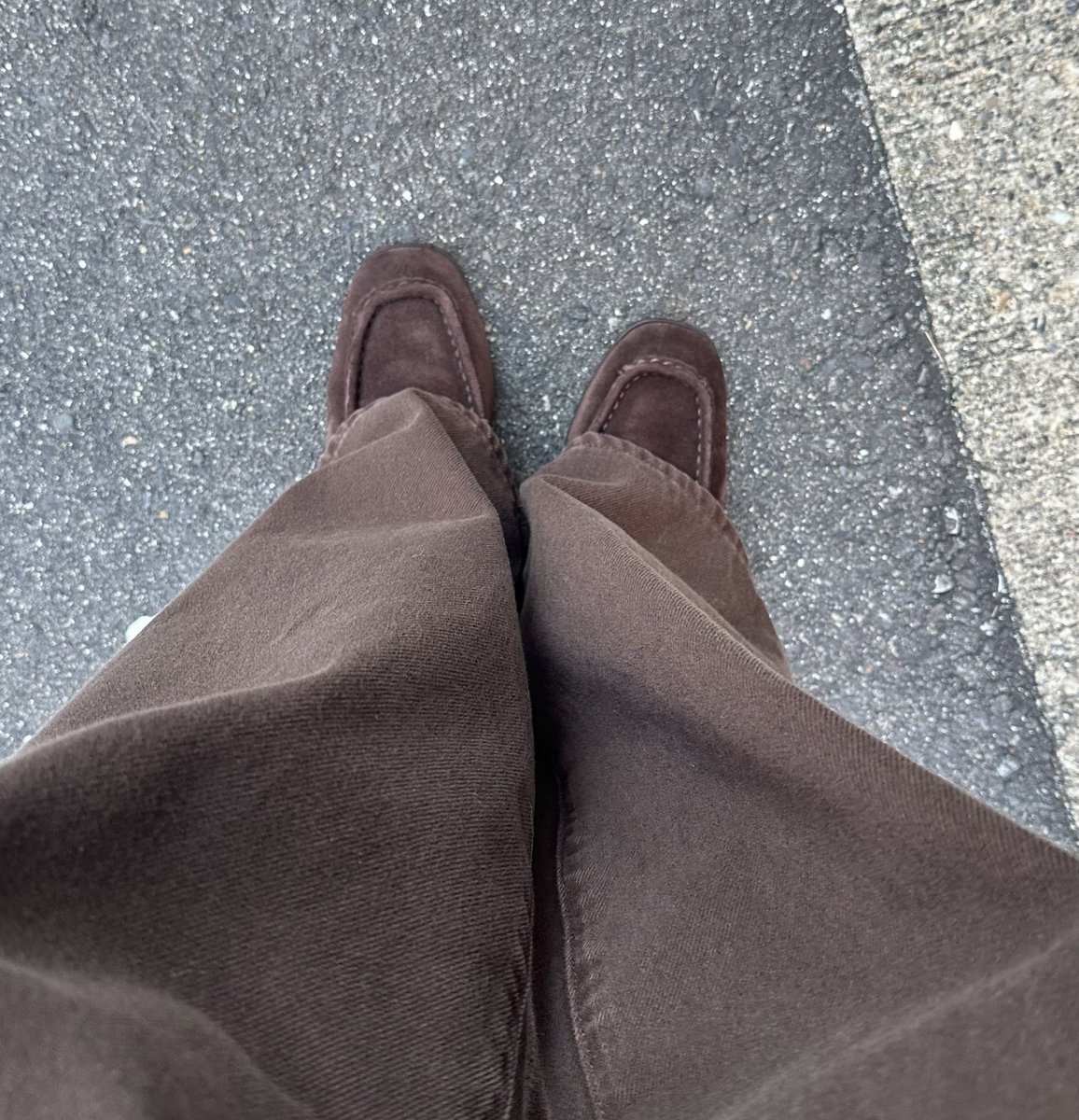 comakisimple2's tweet photo. ずるずる長めのボトムと合わせて履いてみた感想(画像わかりにく過ぎてごめんすぎ)→→靴下と履くのは必須。靴下無しだと靴擦れしそうだけど、靴下合わせればギリいける感じやった。この靴でテーマパークとかキツいけど買い物とか、友達とランチとかご飯食べに行くとかなら全然余裕な印象。 https://t.co/hUOnep3Kam