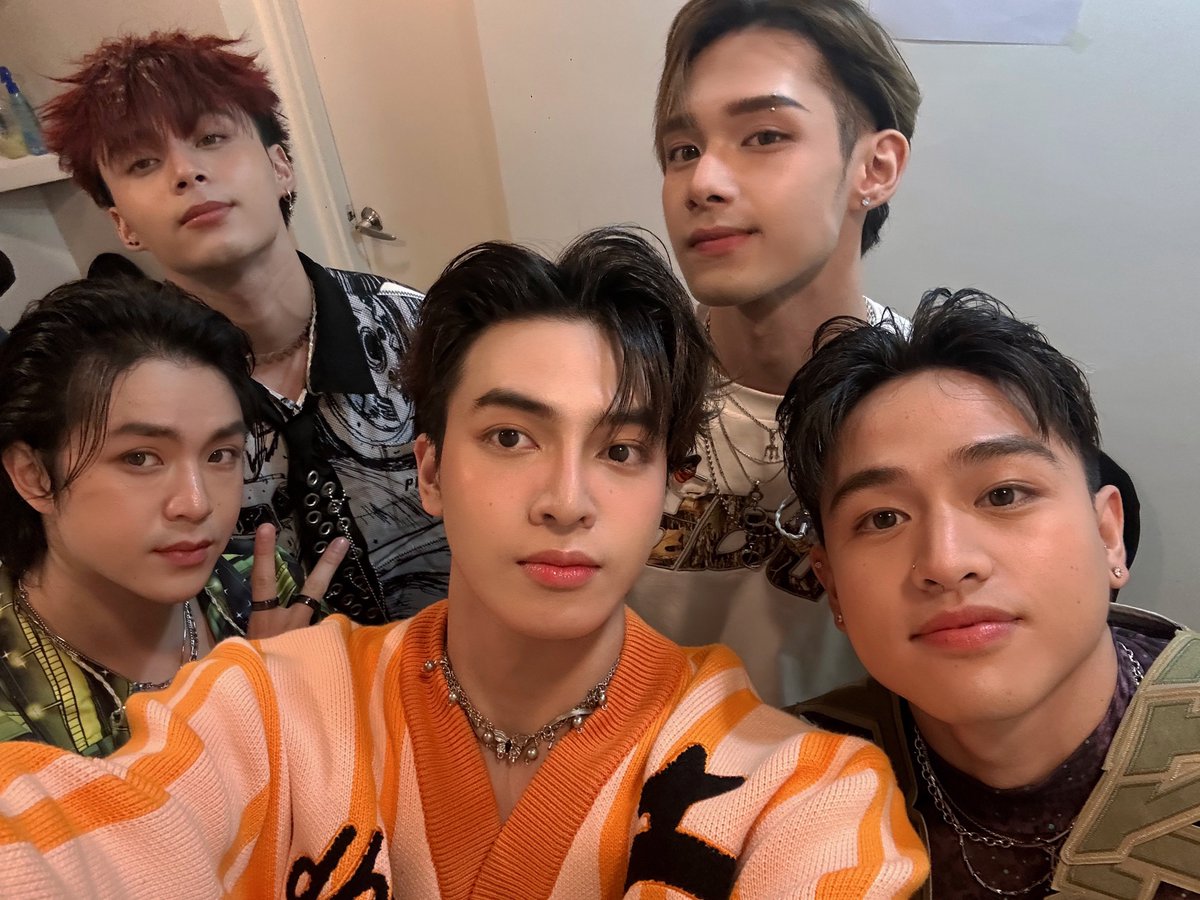 What a night at #ViuKLand2025! 💜✨ Thank you for sharing your solid energy with us, ramdam na ramdam namin! Ingat kayo and we hope you had as much fun as we did!

Styled by <a href="/urielmatthewp/">Uriel Matthew</a> 
Wearing <a href="/dbtkco/">Dont Blame The Kids</a> 
Hair by Jhed De Leon

#VXON #ViuKLand2025 #LoveViu