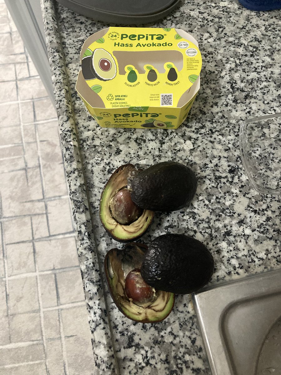 aydogdumit's tweet photo. @SokMarketlerMH merhaba Isparta’daki bi şubenizden perşembe günü aldım bu sabah kahvaltıda yemek için kestiğimde görüntü bu şekildi. Yardımcı olur musunuz?(eşim fişi almayı unutmuş ama banka uygulamasından gösterebiliriz) https://t.co/NUjeAbn72Y