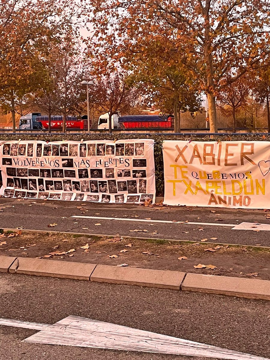 Em meio a crise no Real Madrid, o CT do clube espanhol amanheceu com faixas em apoio ao Vinícius Júnior e o Xabi Alonso.

No caso do Vini, a faixa diz:
“Vini você é ótimo”
“Nós te amamos e não te esquecemos. (Fotos do Vini com alguns dos troféus que ele ganhou)”

No caso do Xabi