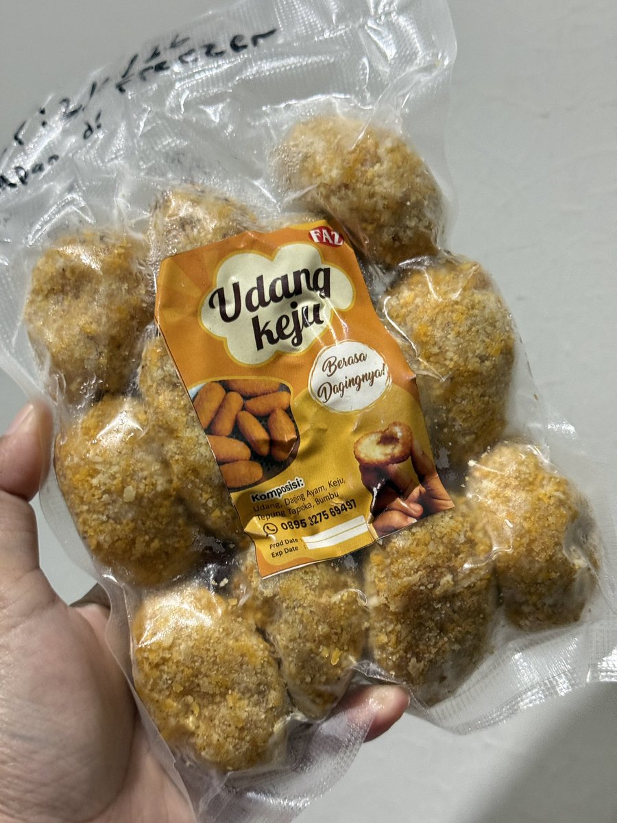 linskinjournal's tweet photo. i found UMKM that sell ‘UDANG KEJU’ this is so YUMMYYYY🌟 the level of cheese inside really GENEROUS……

finally bisa makan SEPUASNYAAA😭 https://t.co/41KglrTnkb