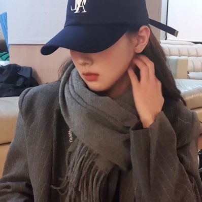 5년이 지난 지금...
201227 볼캡 조미연이 다시 나타났다고...