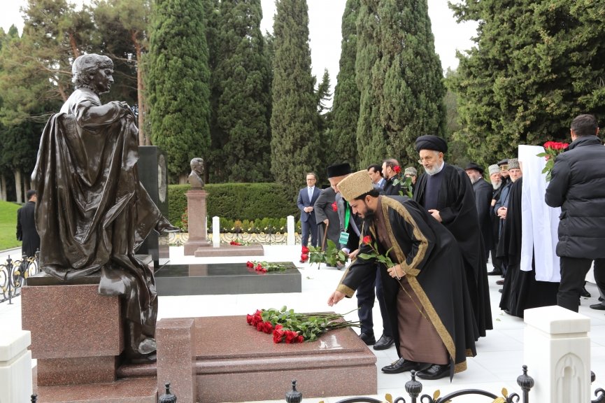 DarAlIftaIsb's tweet image. On behalf of His Eminence Dr. Mufti Akeel Pirzada, Grand Mufti of Islamabad &amp;amp; Chairman UACP, we pay tribute to the His Highness Mr.Heydar Aliyev, national leader of Azerbaijan on his 22nd anniversary of passing away of the great Leader of🇦🇿 @presidentaz
@RM1979 @k_farhadov
🇵🇰🤝🇦🇿