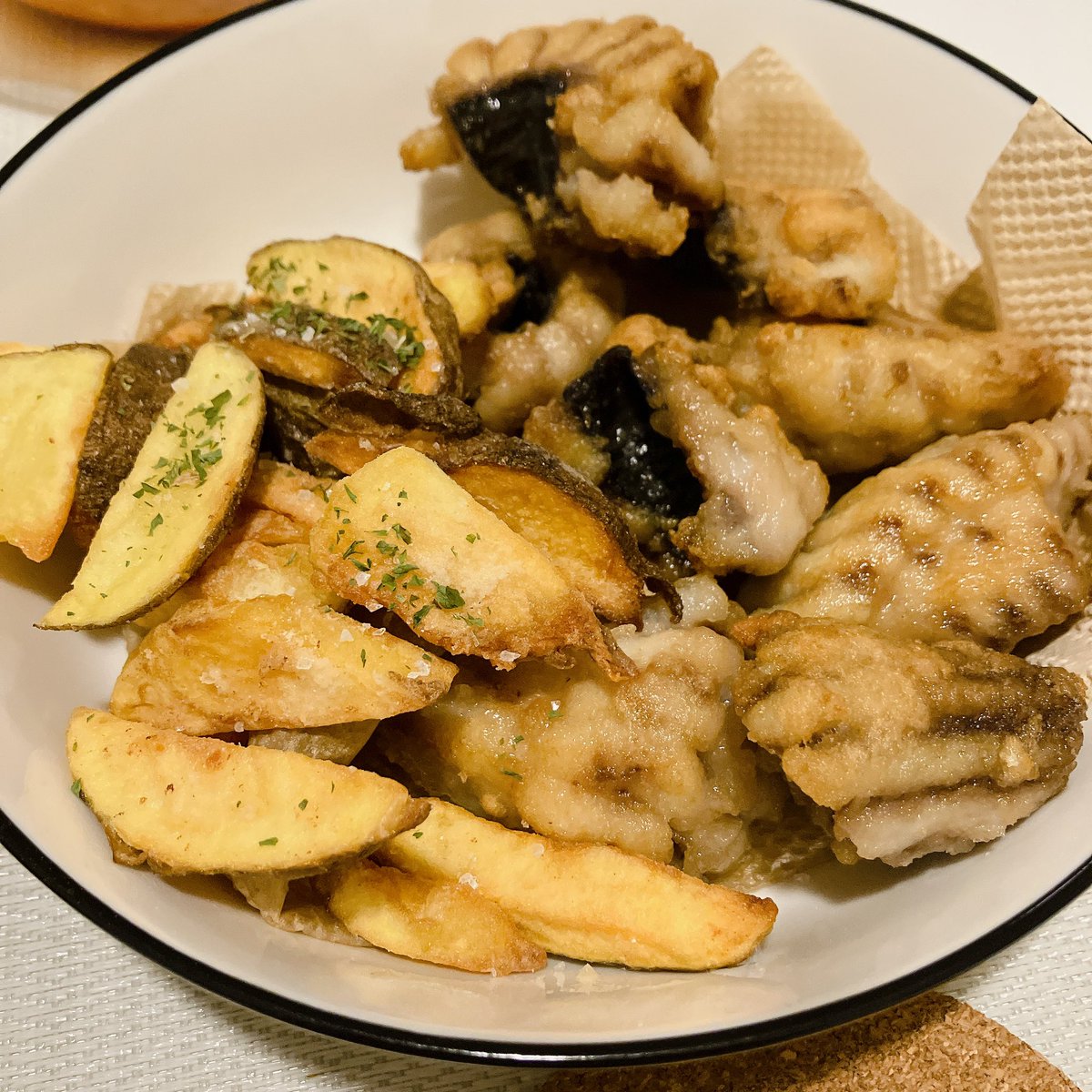 赤エイの唐揚げ、145円で売ってたから買ってみた…！！
後で気づいたけどエイって臭いんだよね？でもこれはナイス👍ヤンニョムチキンみたいにコチュジャンタレで味変したら全然気にならない！揚げ焼きとはいえ、我が家で初めて揚げ物したかも。