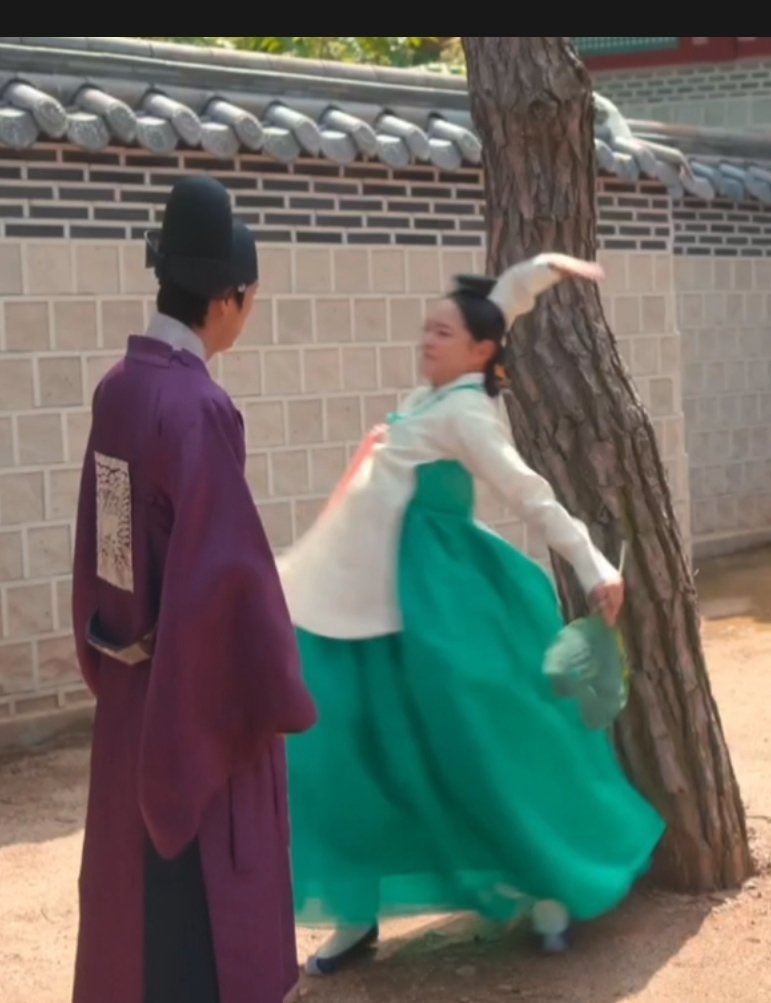 풀스윙 개웃겨 진짜 인간 나이키세요
한손엔 되도 않는 이파리가면 들곸ㅋㅋㅋㅋ 아 기여워ㅠㅜ 증말