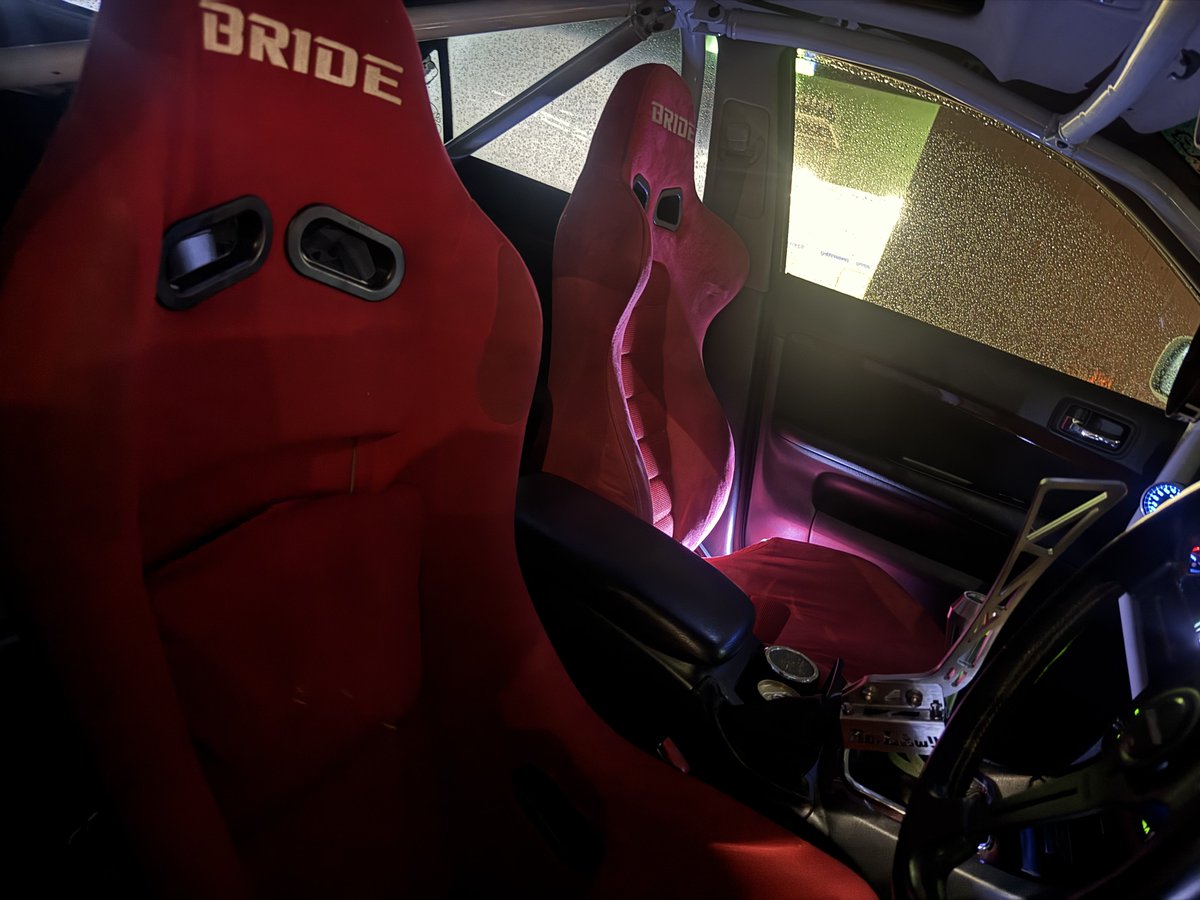 後輩に譲ってもらって1年くらい放置してたけど助手席もBRIDEになって