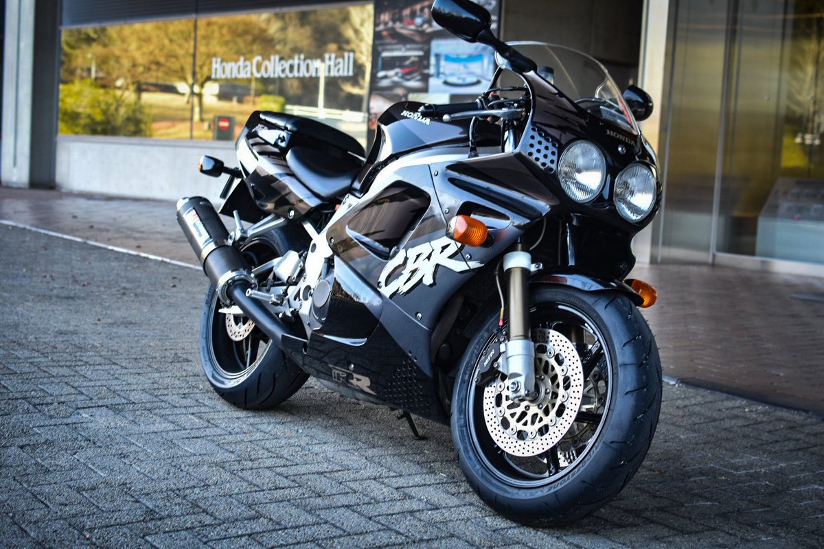 S13komatsu's tweet image. 市場に全く出てこないので諦めてましたがこの度偶然巡り合わせがありまして

CBR900RR SC28 納車されました！！

今日はホンダコレクションホールに納車ツーリングです🏍️

新旧CBR乗り、オールドホンダ乗りの皆さんよろしくお願いします〜

#CBR900RR #SC28 #HONDA #FireBlade