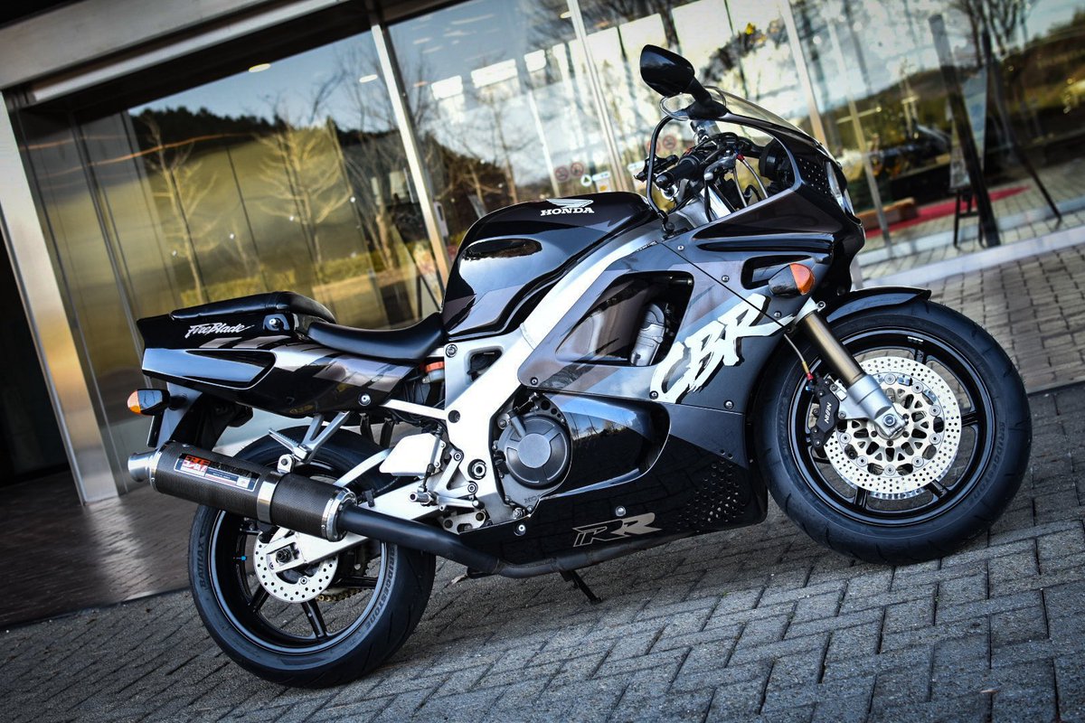 S13komatsu's tweet image. 市場に全く出てこないので諦めてましたがこの度偶然巡り合わせがありまして

CBR900RR SC28 納車されました！！

今日はホンダコレクションホールに納車ツーリングです🏍️

新旧CBR乗り、オールドホンダ乗りの皆さんよろしくお願いします〜

#CBR900RR #SC28 #HONDA #FireBlade