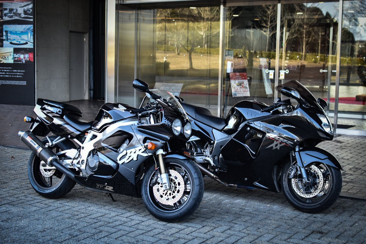 S13komatsu's tweet image. 市場に全く出てこないので諦めてましたがこの度偶然巡り合わせがありまして

CBR900RR SC28 納車されました！！

今日はホンダコレクションホールに納車ツーリングです🏍️

新旧CBR乗り、オールドホンダ乗りの皆さんよろしくお願いします〜

#CBR900RR #SC28 #HONDA #FireBlade