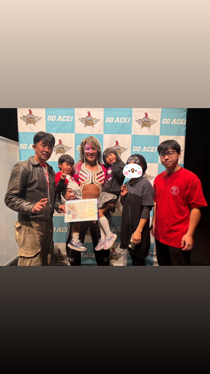 幼稚園発表会からダッシュで
間に合いました‼️ 
厳密には撮影時間をずらして頂き
スタッフの方に感謝です🙇

次男坊、孫二人
素晴らしい思い出ができました。　引退まで
まだまだまだ頑張ります💪
棚橋さんの力強い言葉を聞けて🥹

#棚橋弘至撮影会 
#熊本　2025  12.13
#家族写真