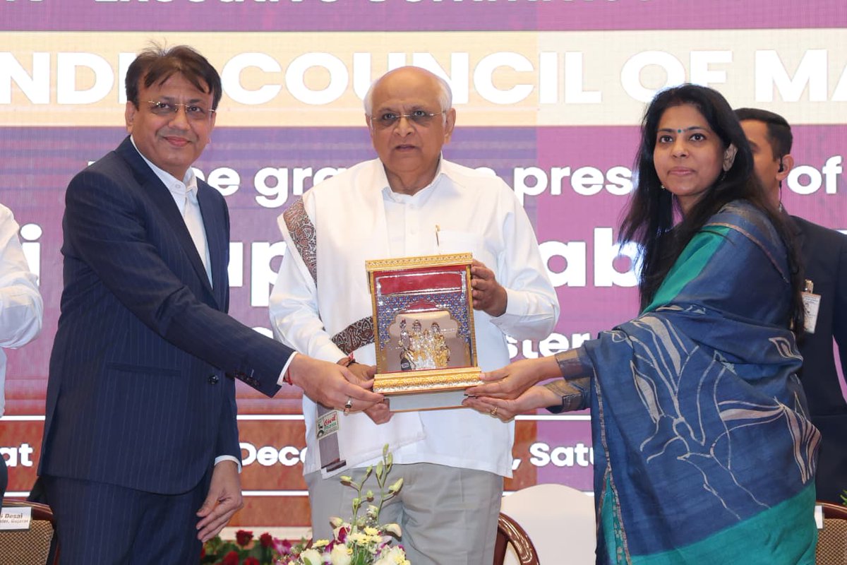 CMOGuj's tweet photo. મુખ્યમંત્રી શ્રી ભૂપેન્દ્રભાઈ પટેલે આજે સુરત ખાતે આયોજિત ઓલ ઇન્ડિયા કાઉન્સીલ ઓફ મેયર્સની 116મી એક્ઝિક્યુટિવ કમિટીની મિટીંગનો શહેરી વિકાસ અને નાણા મંત્રી શ્રી કનુભાઈ દેસાઈ તેમજ ગુજરાત સહિત દેશના 16 રાજ્યોના મહાનગરોના મેયર્સ અને પરિષદના પદાધિકારીઓની ઉપસ્થિતિમાં શુભારંભ કરાવ્યો હતો. https://t.co/Yzq5SsQcK9