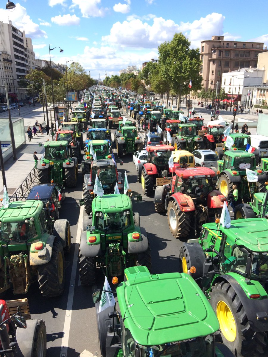 agritof60's tweet photo. Jeudi 18 décembre nous serons à Bruxelles pour défendre l’avenir de notre agriculture 🇫🇷@COPACOGECA @LCA_BXL @lacoopagricole @valfrancecoop @AGPB_Cerealiers @AGPM_mais @FNSEA @DesrumauxRegis @FDSEAOise @FDSEA77 @JeunesAgri @intercereales @FopProducteurs @CGB_FR @AnnieGenevard https://t.co/N9zGrlrAbx