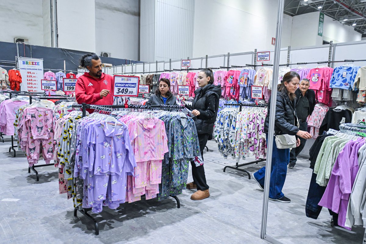 Kıyafetten ayakkabıya, züccaciyeden ev tekstiline kadar pek çok ürün grubu İzmir Outlet Fest’te alışveriş tutkunlarıyla buluşuyor. 

İzmir Outlet Fest, 28 Aralık tarihine kadar her gün 12.00–22.00 saatleri arasında Fuarİzmir A Hol’de ziyaretçilerini ağırlıyor.

📌Giriş ücretsiz