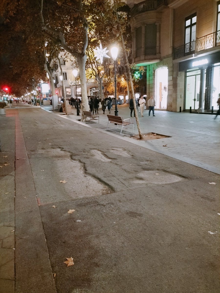 L'asfaltat del lateral de Passeig de Gràcia fot pena i vergonya. És molt perillós passar-hi en bici perquè el sot és considerable. Ara, això sí, els llums molt bonics... Ja es veu per a qui gastem els diners <a href="/bcn_ajuntament/">Ajuntament de Barcelona</a> 
<a href="/PasseigdeGracia/">Passeig de Gràcia</a> <a href="/BCN_Mobilitat/">Barcelona Mobilitat</a> <a href="/EnbicixBCN/">En bici x Barcelona</a> <a href="/bicing/">bicing</a>