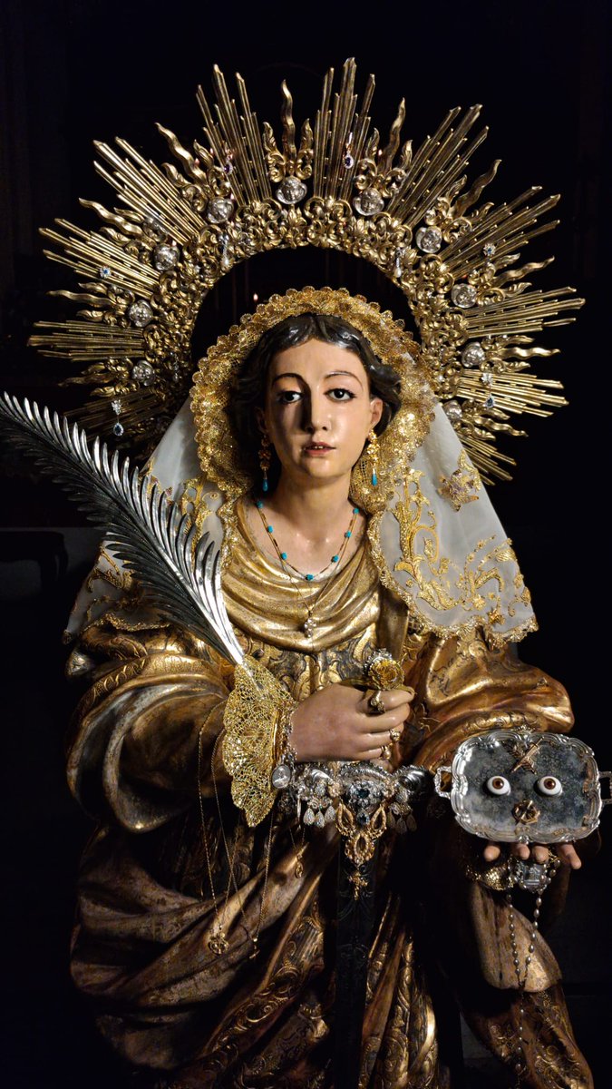 Vino Santa Lucía,bandeja con los ojos que dan Fe de su milagro,palma del triunfo,nimbo de santidad, espada del martirio,delicadeza barroca y conmovedora expresión,callejeando desde San Román para enseñar a los ciegos de corazón donde se encuentra la Reina que saca de tormentos