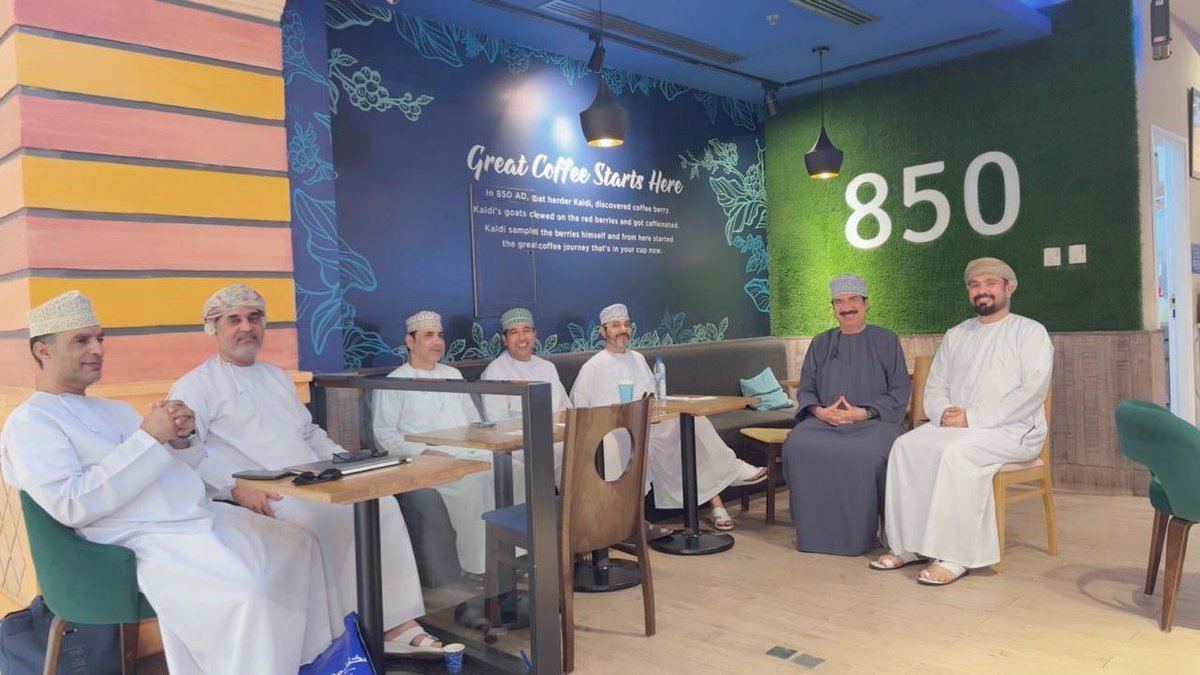 dr_mohd_ibrahim's tweet photo. جلسة صباحية مع بعض إلأخوة في مقهى كالدي بسفير مول صحار بحضور عضو مجلس الشورى سعادة خالد بن سلطان الجابري. https://t.co/t0JLXztsqt