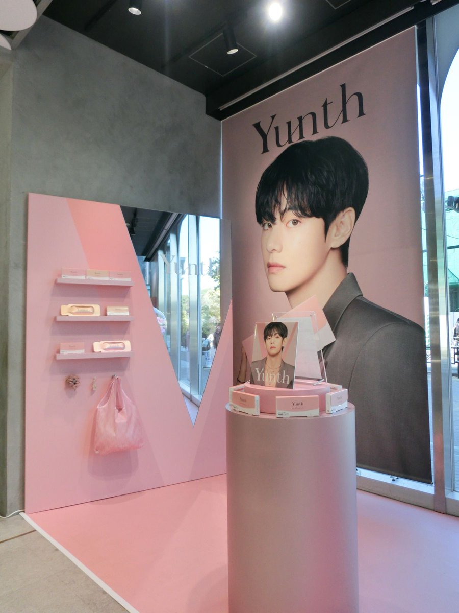 wwd_jp's tweet photo. 【開催中】BTS・Vの巨大ビジュアルが登場！　「ユンス」が「アットコスメトーキョー」でポップアップ開催
https://t.co/6RWXzh0wqO https://t.co/se4py51zDk