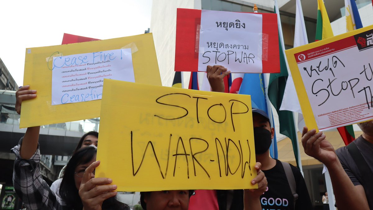 SolidarityColTH's tweet image. "STOP WAR NOW."

Groups of peace supporters gathered in Bangkok today (13 Dec 25), holding signs calling for an end to the war and mourning all those who lost their lives in the #Thailand #Cambodia border clashes.

#NoWarThaiCambodia